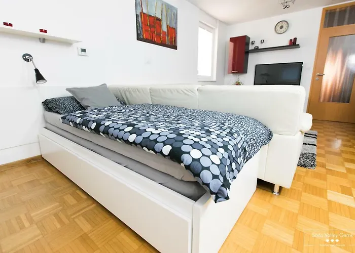 Luxurious Ruby Daire *